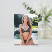 Brünett in ihrem Fingerie an den Pools Postkarte (Stehend Vorderseite)