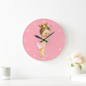 Brünette Baby-Prinzessin und Perlen-Rosa Große Wanduhr (Zuhause)