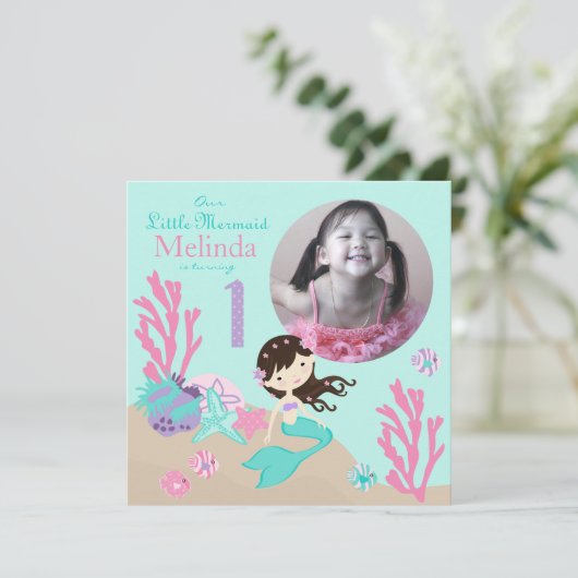 Brünette Meerjungfrau-erster Geburtstag Einladung (Stehend Vorderseite)