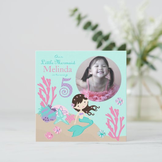 Brünette Meerjungfrau-fünfter Geburtstag Einladung (Stehend Vorderseite)