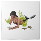Brünette Meerjungfrau mit Keramik aus Starfish Fliese (Vorderseite)