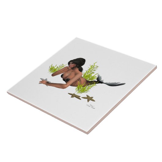 Brünette Meerjungfrau mit Keramik aus Starfish Fliese (Seite)