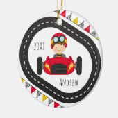 Brünetter Junge Kind Racing Red Car & Flags Namens Keramik Ornament (Links)