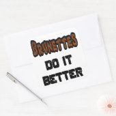 Brunettes macht es besser quadratischer aufkleber (Umschlag)