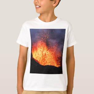 Brunnen der heißen Lava bricht aus Kratervulkan T-Shirt