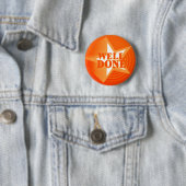 Brunnen erfolgtes Knopf-Abzeichen in der Orange Button (Beispiel)