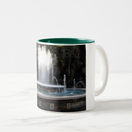 Brunnen in Marbella in Spanien. Zweifarbige Tasse (VorderseiteRechts)