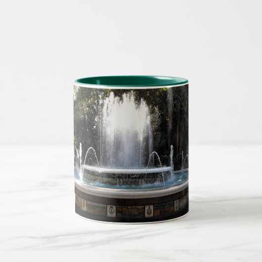 Brunnen in Marbella in Spanien. Zweifarbige Tasse (Mittel)