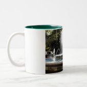 Brunnen in Marbella in Spanien. Zweifarbige Tasse (Links)