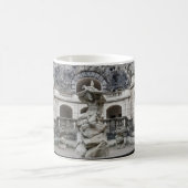 Brunnen mit Neptun-Statue in Prag Kaffeetasse (Mittel)