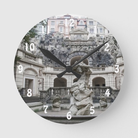 Brunnen mit Neptun-Statue in Prag Runde Wanduhr (Vorderseite)