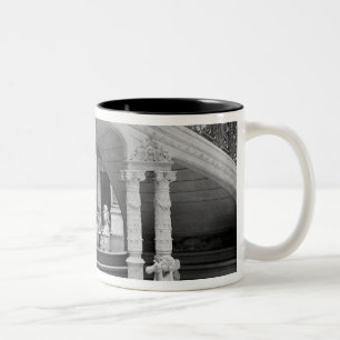 Brunnen unter der Treppe des Hoteldes Zweifarbige Tasse