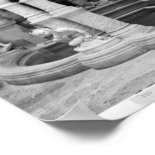 Brunnen unter der Treppe des Hotels de Poster (Ecke)