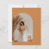 Brunt Orange Minimalistisch Arch Foto Brautparty Einladung (Rückseite)