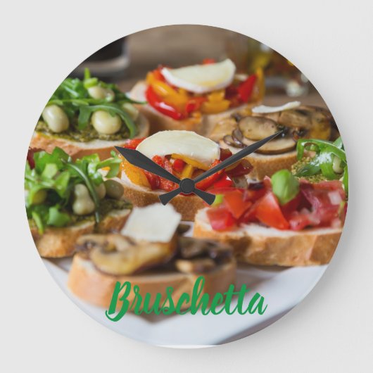 Bruschetta Antipasti mit Bohnen und Arugula, Große Wanduhr (Vorderseite)