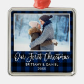 Brush Script Blue Kariert Couple First Christmas Ornament Aus Metall (Vorne)
