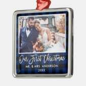 Brush Script Blue Kariert Wedding First Christmas Ornament Aus Metall (Links)
