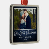 Brush Script Blue Wood Couple Unser erstes Weihnac Ornament Aus Metall (Rechts)