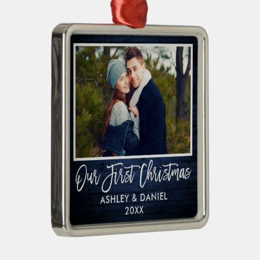 Brush Script Blue Wood Couple Unser erstes Weihnac Ornament Aus Metall (Rechts)