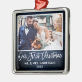 Brush Script Blue Wood Hochzeit Unsere ersten Weih Ornament Aus Metall (Links)