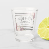 Brush Script Burgundy Floral Striped Mr. und Mrs. Schnapsglas (Rückseite)