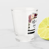 Brush Script Burgundy Floral Striped Mr. und Mrs. Schnapsglas (Links)