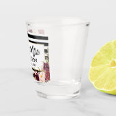 Brush Script Burgundy Floral Striped Mr. und Mrs. Schnapsglas (Rechts)