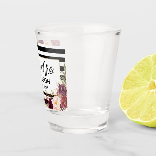 Brush Script Burgundy Floral Striped Mr. und Mrs. Schnapsglas (Rechts)