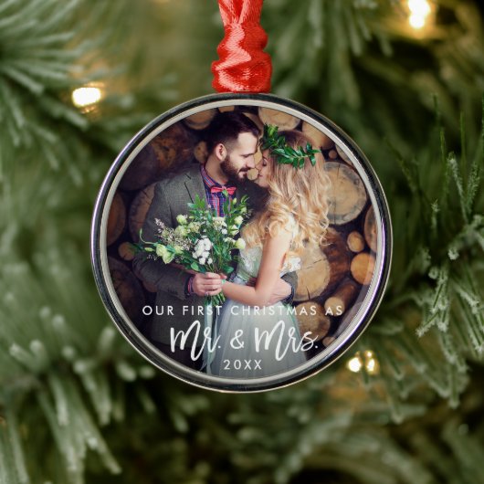 Brush Script Erste Weihnachten als Mr. & Mrs. Wedd Ornament Aus Metall (Baum)
