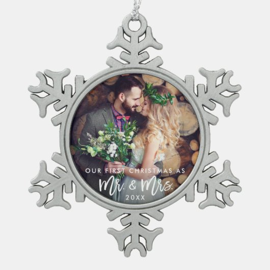 Brush Script Erste Weihnachten als Mr. & Mrs. Wedd Schneeflocken Zinn-Ornament (Vorderseite)