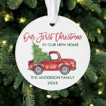 Brush Script Erste Weihnachtsfeier New Zuhause Tru Ornament<br><div class="desc">Modern Brush Script Unser erstes Weihnachtsfest in unserem New Zuhause Ornament beinhaltet Watercolor Vintag Red Truck mit Weihnachtsbaum</div>