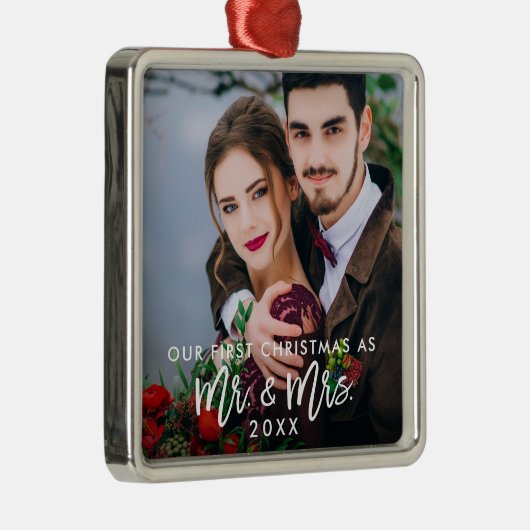 Brush Script Erste Weihnachtszeit Mr. & Mrs. Weddi Ornament Aus Metall (Rechts)