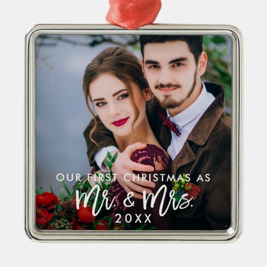 Brush Script Erste Weihnachtszeit Mr. & Mrs. Weddi Ornament Aus Metall (Vorne)