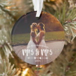 Brush Script First Christmas Frau Foto Ornament<br><div class="desc">Charmante Weihnachtsschmuck für neu gezogene Ehefrauen,  personalisiert mit einem Foto auf beiden Seiten. Frau & Frau ist in einem fett gedruckten Pinselskript über zwei Pfeilen geschrieben,  das auf ein Herz in einem handgezeichnet Look zeigt.</div>