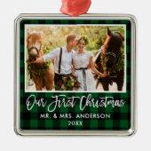Brush Script Green Kariert Wedding First Christmas Ornament Aus Metall (Vorne)