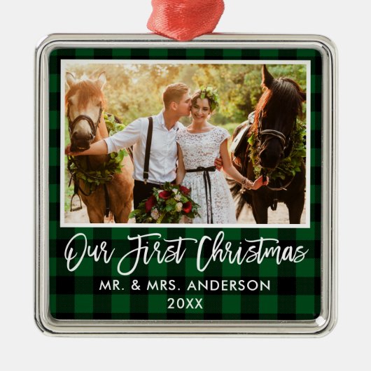 Brush Script Green Kariert Wedding First Christmas Ornament Aus Metall (Vorne)