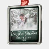 Brush Script Green Wood Couple Unser erstes Weihna Ornament Aus Metall (Links)