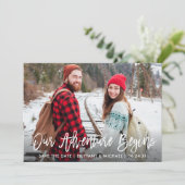 Brush Script Kraft Save the Date Adventure Card Einladung (Stehend Vorderseite)