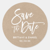 Brush Script Kraft Save the Date Umschlag Aufklebe Runder Aufkleber (Vorderseite)
