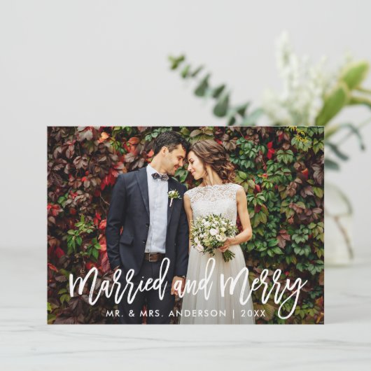 Brush Script Kraft Verheiratet & Frohe Weihnachtsk Einladung (Stehend Vorderseite)