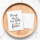Brush Script Little Aber Fierce William Shakespear Postkarte<br><div class="desc">Stilvolle schwarze Pinselskripte des Zitats "obwohl sie nur wenig ist sie erbittert" von A Midsommer Night's Dream von William Shakespeare vor einem weißen Hintergrund. *Bitte beachten Sie,  dass das Zazzle-Wasserzeichen,  das in der Zoomvorschau angezeigt wird,  NICHT auf dem gedruckten Endprodukt erscheint. © Rosewood and Citrus</div>