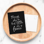 Brush Script Little Aber Fierce William Shakespear Postkarte<br><div class="desc">Stilvolle weiße Pinselskripte des Zitats "obwohl sie nur wenig ist sie erbittert" von A Midsommer Night's Dream von William Shakespeare vor einem schwarzen Hintergrund. *Bitte beachten Sie,  dass das Zazzle-Wasserzeichen,  das in der Zoomvorschau angezeigt wird,  NICHT auf dem gedruckten Endprodukt erscheint. © Rosewood and Citrus</div>