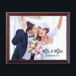 Brush Script Mr. und Mrs. Wedding Foto Plaque Awardplakette<br><div class="desc">Modern Brush Script Mr. and Mrs Wedding Foto Plaque</div>