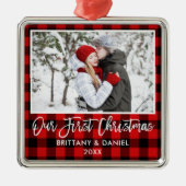 Brush Script Red Kariert Couple Erste Weihnachtsfe Ornament Aus Metall (Vorne)