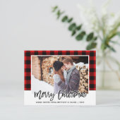 Brush Script Red Kariert Couple Foto Christmas Postkarte (Stehend Vorderseite)