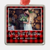 Brush Script Red Kariert Wedding First Christmas Ornament Aus Metall (Vorne)