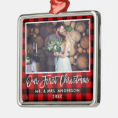 Brush Script Red Kariert Wedding First Christmas Ornament Aus Metall (Links)