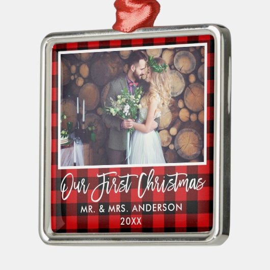 Brush Script Red Kariert Wedding First Christmas Ornament Aus Metall (Links)