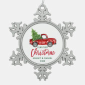 Brush Script Red Truck Erste Weihnacht Schneeflocken Zinn-Ornament (Vorderseite)