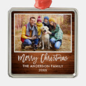 Brush Script Rustic Wood Family Frohe Weihnachten Ornament Aus Metall (Vorne)